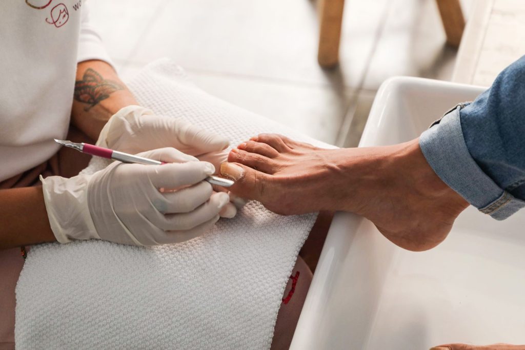 Schonende Nagelbehandlung mit feinem Instrument