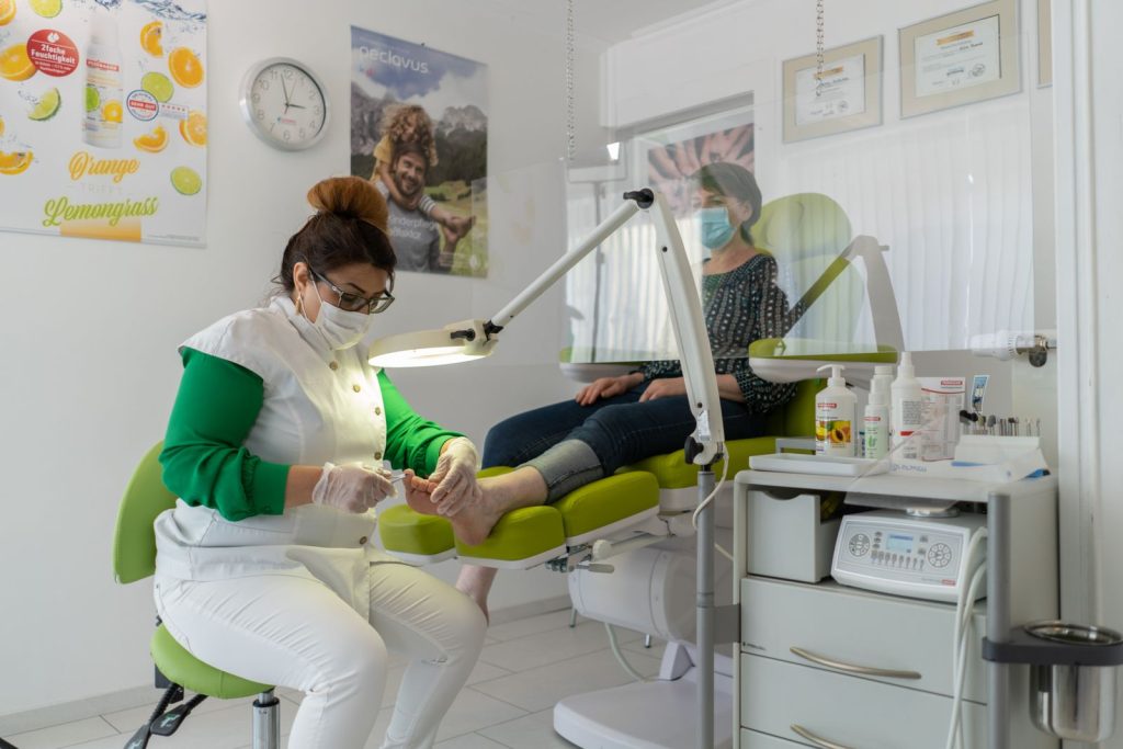 Behandlungsraum mit Patientin in der Praxis ZFF Dortmund