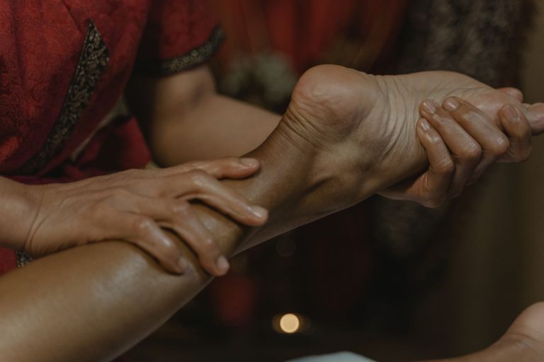 Hände bei einer Fußdruckmassage